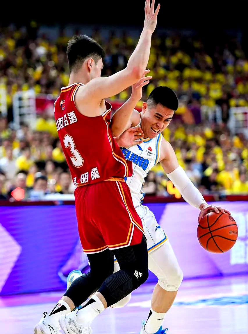 江南体育-山东男篮今晨战术微调；志在欧篮联名次提升；质疑声仍在；身体对抗强度拉满(山东男篮昨天与南京男篮战绩女如何)