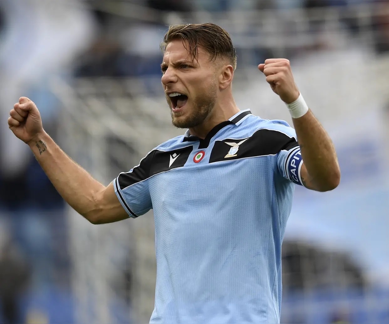 江南体育-包含阿贾克斯发布备战花絮，清晨临场应变，英超任务艰巨，年轻球员得到机会的词条