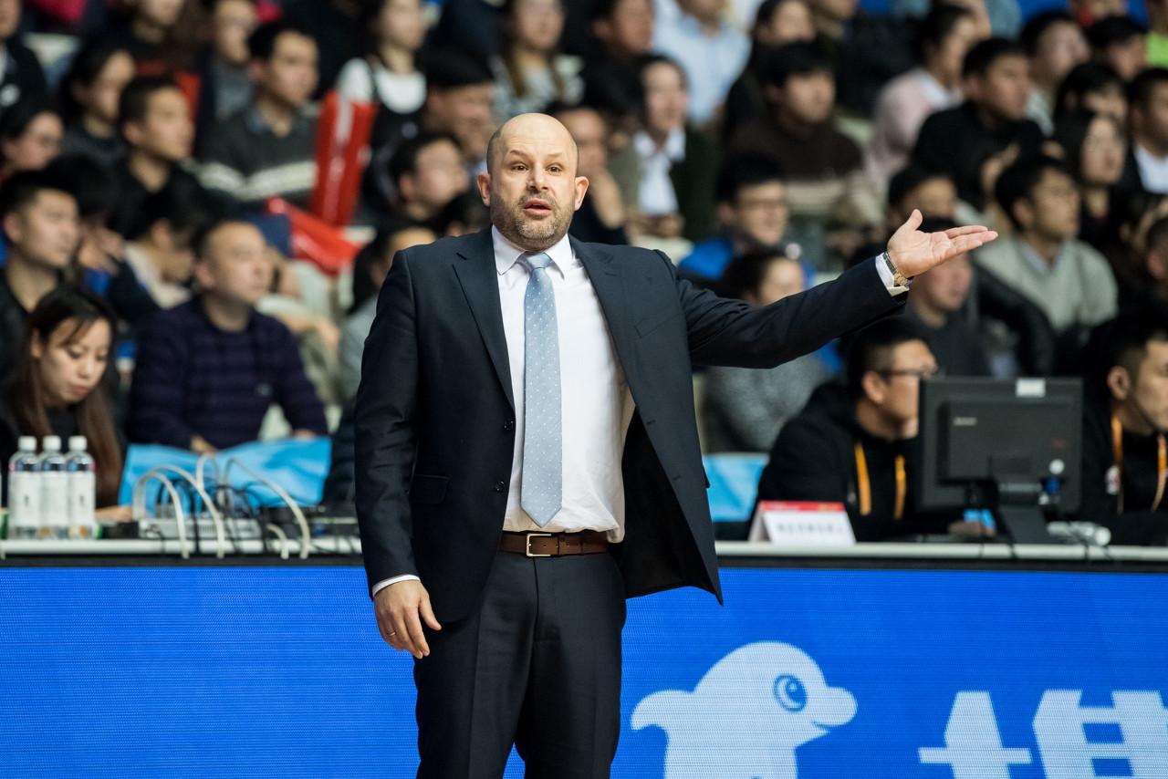 包含纽约尼克斯发布备战花絮；今晚扳平良机；CBA常规赛任务艰巨；临场指挥获称赞的词条