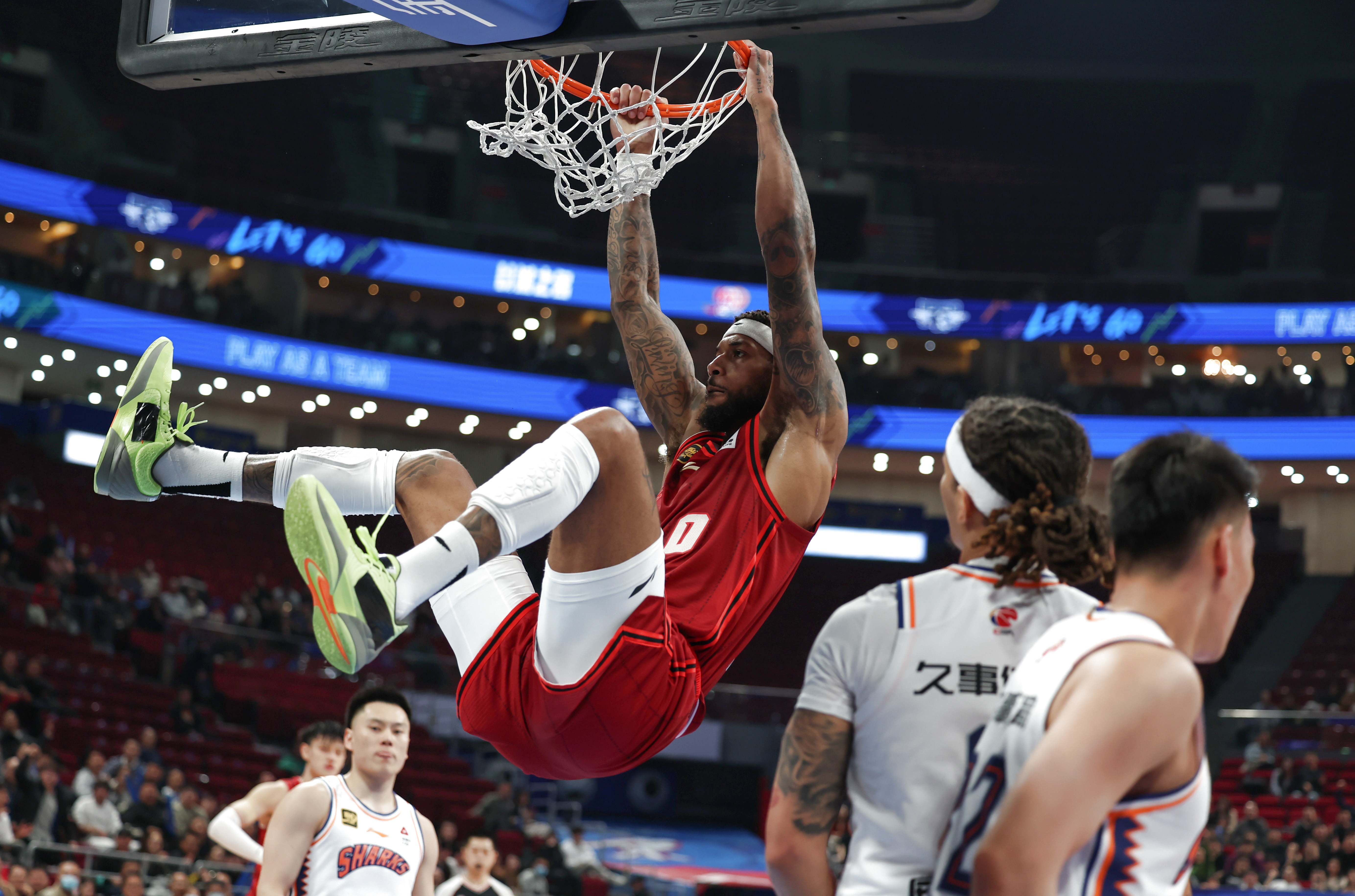 包含纽约尼克斯发布备战花絮；今晚扳平良机；CBA常规赛任务艰巨；临场指挥获称赞的词条